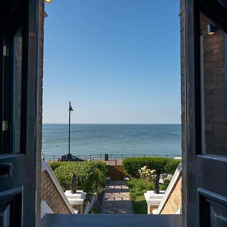 Stylish Beachfront Apartment, Sweeping Ocean Views And Luxury Touches Herne Bay Kültér fotó