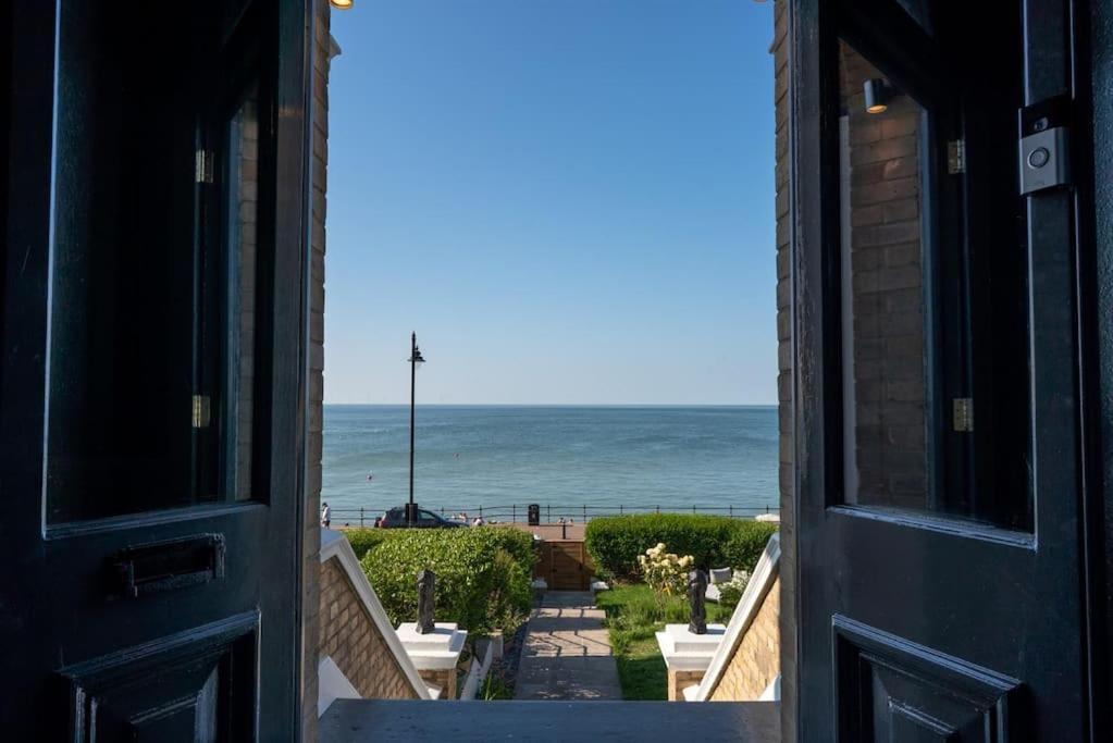 Stylish Beachfront Apartment, Sweeping Ocean Views And Luxury Touches Herne Bay Kültér fotó