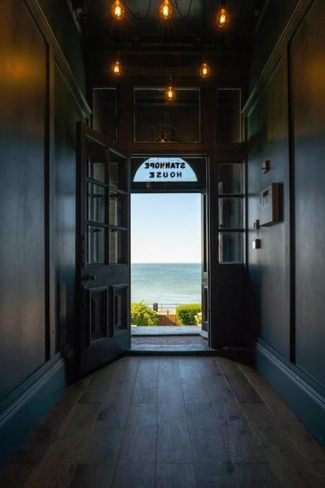 Stylish Beachfront Apartment, Sweeping Ocean Views And Luxury Touches Herne Bay Kültér fotó