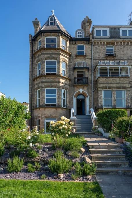 Stylish Beachfront Apartment, Sweeping Ocean Views And Luxury Touches Herne Bay Kültér fotó