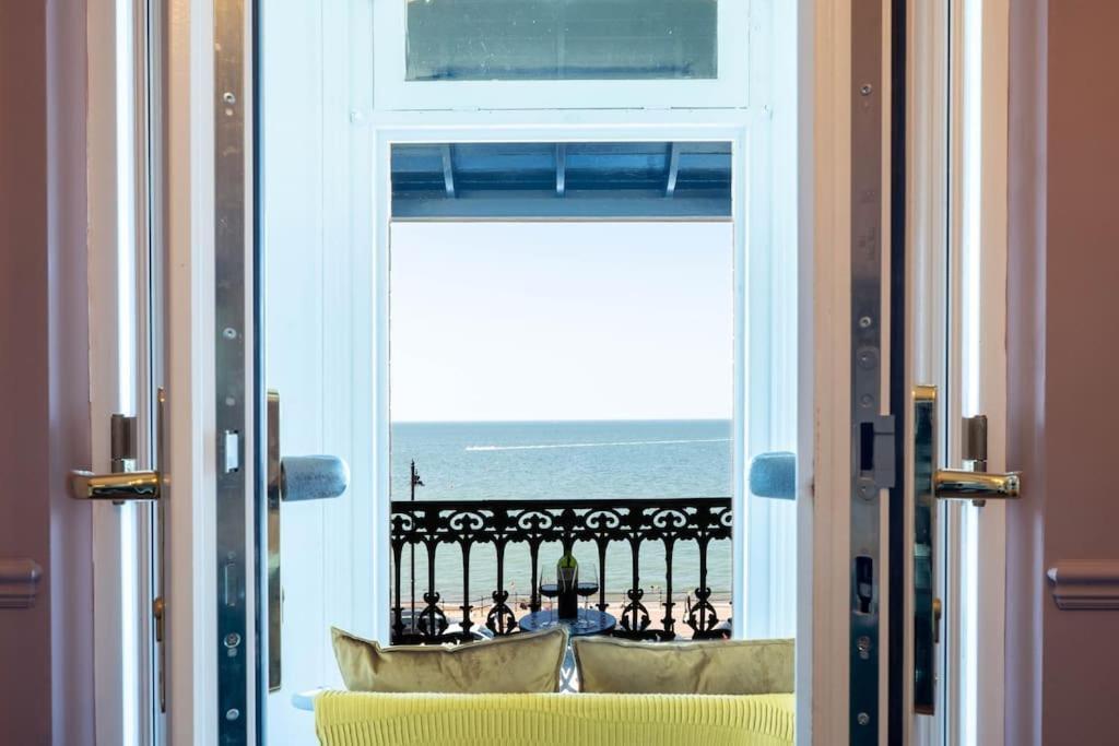 Stylish Beachfront Apartment, Sweeping Ocean Views And Luxury Touches Herne Bay Kültér fotó