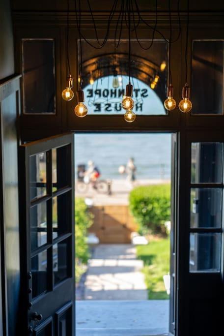 Stylish Beachfront Apartment, Sweeping Ocean Views And Luxury Touches Herne Bay Kültér fotó