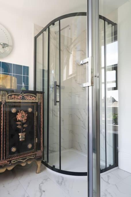 Stylish Beachfront Apartment, Sweeping Ocean Views And Luxury Touches Herne Bay Kültér fotó