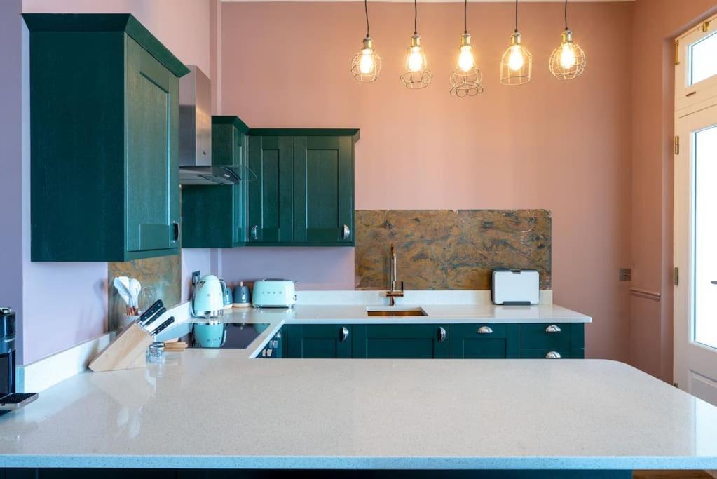 Stylish Beachfront Apartment, Sweeping Ocean Views And Luxury Touches Herne Bay Kültér fotó
